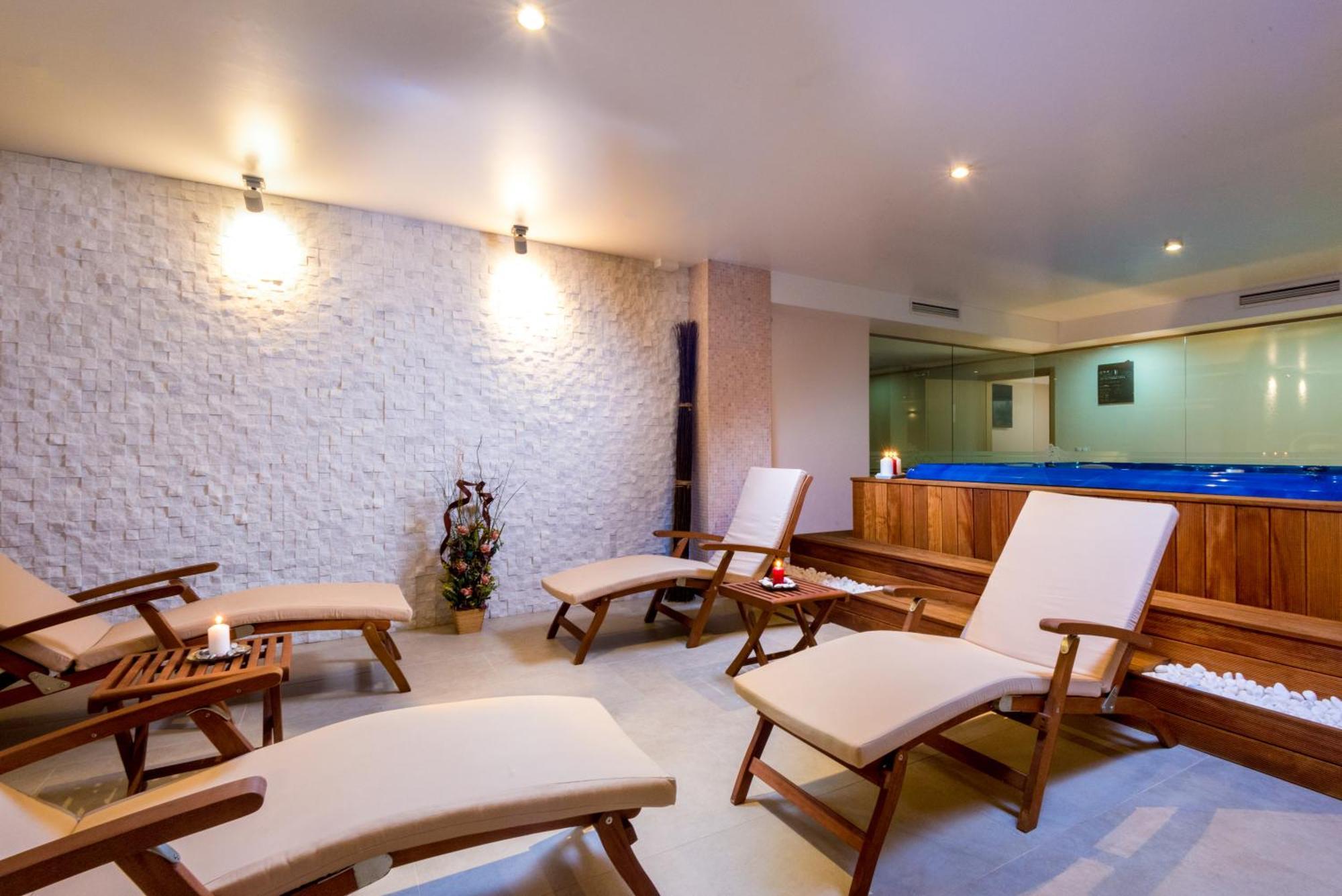 Hotel & Relax Zone Cattleya Krusjuna Exteriör bild