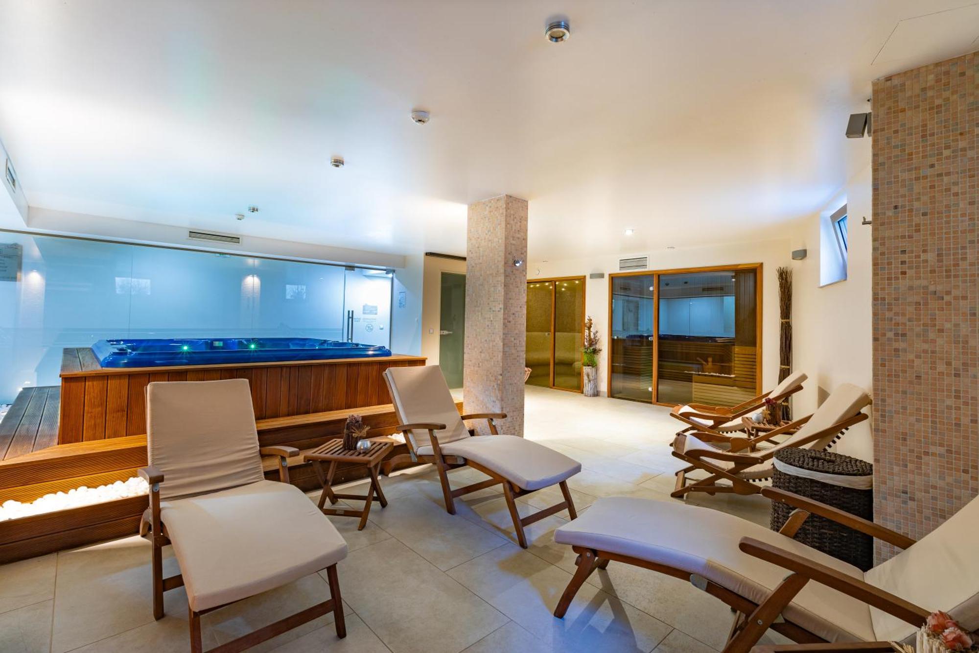 Hotel & Relax Zone Cattleya Krusjuna Exteriör bild